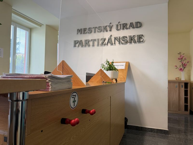 Z Plzne do Partizánskeho. Prvé slovenské mesto ukazuje, že dostupnejší úrad začína aj malými detailmi